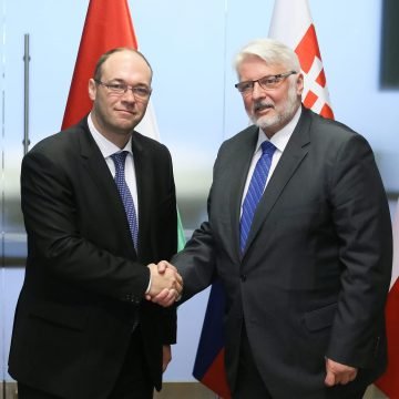 Bivši šef poljske diplomacije komentirao nerede u Francuskoj: Sadašnja migracijska politika je recept za europsko samoubojstvo
