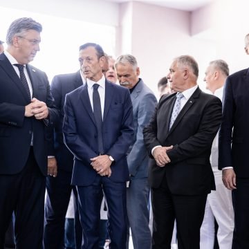 Žarko Puhovski: Plenković može mirno “toćati” noge u moru. Za njega “radi” Ivica Puljak
