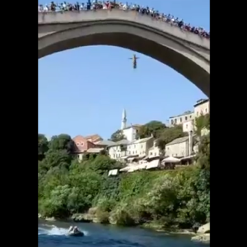 ČAMAC, ČAMAC: Skok sa Starog mosta u Mostaru umalo završio tragično