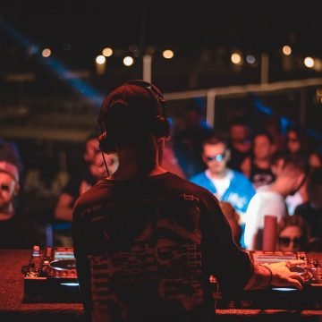 SUSJEDI IZ PAKLA: Braća DJ-i upali s oružjem u ljekarnu, svezali vlasnika pa ga  opljačkali
