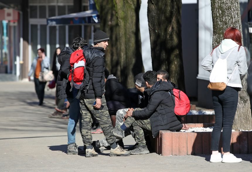 Guardian optužuje hrvatsku policiju oko postupanja prema migrantima, MUP sve opovrgava