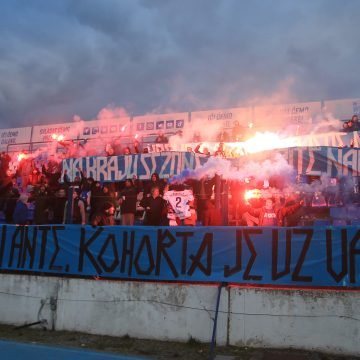 Momohod osječkih branitelja: Pridružila se i Kohorta – zapalili baklje na mostu preko Drave