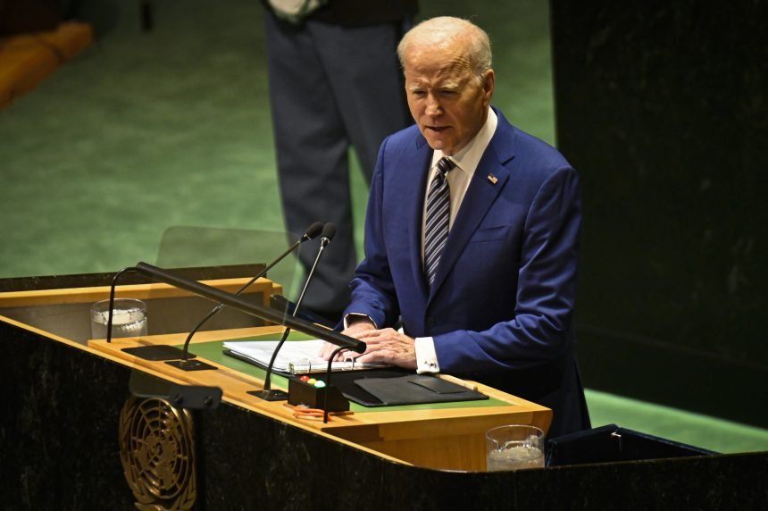 NOVA BLAMAŽA: Dezorjentirani Joe Biden se zabio u brazilsku zastavu, održao nepovezan govor, zaboravio se rukovati…