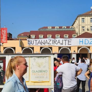 U Vinkovcima osvanuo transparent “Eutanazirajte HDZ”: Policija je reagirala u sekundi. Za minutu ga više nije bilo
