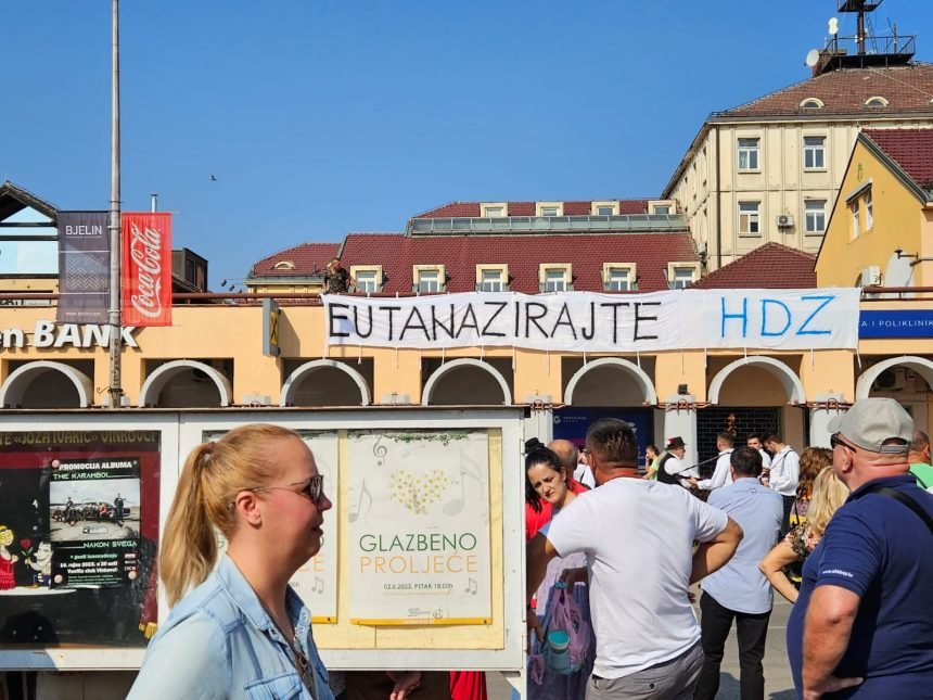 U Vinkovcima osvanuo transparent “Eutanazirajte HDZ”: Policija je reagirala u sekundi. Za minutu ga više nije bilo