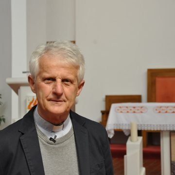 Užas u Kaknju: Maskirani nasilnik vezao katoličkog svećenika i stavio mu nož pod grlo