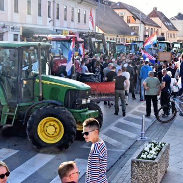 Slavonski seljaci prosvjedovali zbog nelegalnog “pokolja svinja”: Nećemo dopustiti da nam ubiju tradiciju