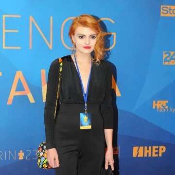 NI KVADRAT KUĆE ENGLEZU: Cijela obitelj  stala uz Ellu. Pa on je bio teški neradnik. Nije ni centa zaradio