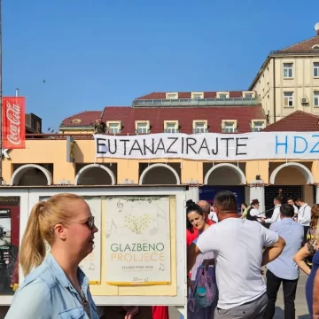 UGROŽAVANJE SLOBODE GOVORA: Kolumnist prijavljen zbog transparenta   “Eutanazirajte HDZ”. Mogao bi dobiti čak 30 dana zatvora