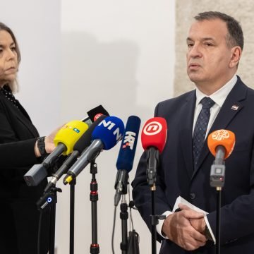SPALJIVANJE JEDNJAKA: Ministar Beroš razvodnjava problem: Nisu pili ista pića. Neki su konzumirali slane štapiće