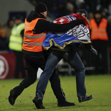 Dalić spašavao navijača koji je ušao u teren: Zaštitari su bili jako grubi