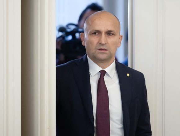 Anušić: Zatražio sam izvješće o tome kako je vojnik osumnjičen za ubojstvo postao pripadnik Počasne bojne Anušić: Zatražio sam izvješće o tome kako je vojnik osumnjičen za ubojstvo postao pripadnik Počasne bojne