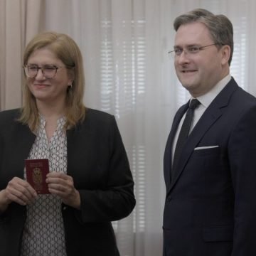 Vučićev ministar svečano uručio srpsku putovnicu kćeri atentatora na Pavelića: Sa nama je danas milijun duša mučenika iz NDH