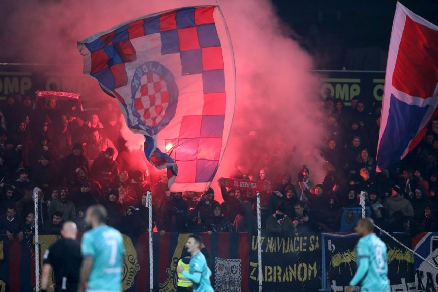 Neredi u Zagrebu: Torcida napala policiju i razbijala automobile