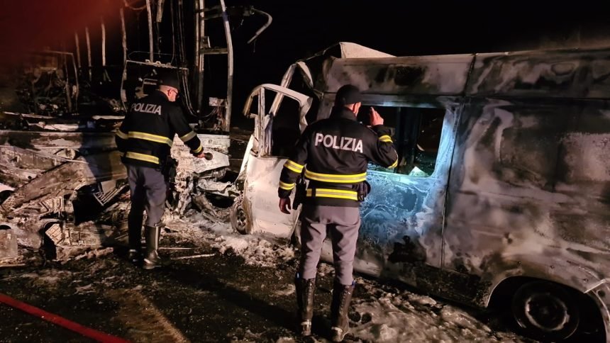 Direktan sudar Hitne pomoći i autobusa punog djece u tunelu: Četvero poginulih