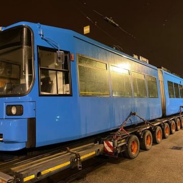 Novi biseri u Tomaševićevim tramvajima: Najprije je bilo ‘Wagen halt’, a sada piše  ‘Zaključavanje starijih’ – malo je reći da su putnici zbunjeni