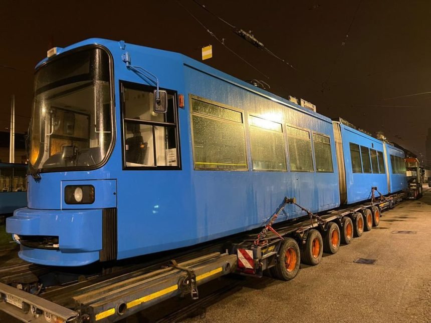 Novi biseri u Tomaševićevim tramvajima: Najprije je bilo ‘Wagen halt’, a sada piše  ‘Zaključavanje starijih’ – malo je reći da su putnici zbunjeni