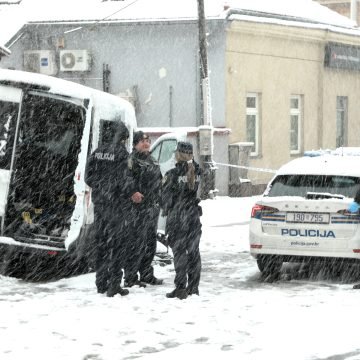 Nevjerojatno: Policija uhitila Francuza, vozio je kombi njemačkih registracija pun  migranata – u pritvoru je