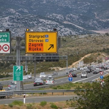 Veliki problemi u prometu: Zbog orkanske bure zatvorena autocesta kod sv. Roka, a prema Rijeci mogu samo osobna vozila – dio otoka odsječen