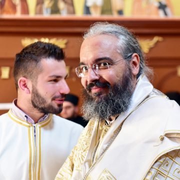 Vjernici iz Bratiškovaca protiv dalmatinskog episkopa Nikodima Kosovića: Zašto je “crkvenu kuću” tajno iznajmio lokalnom vinaru