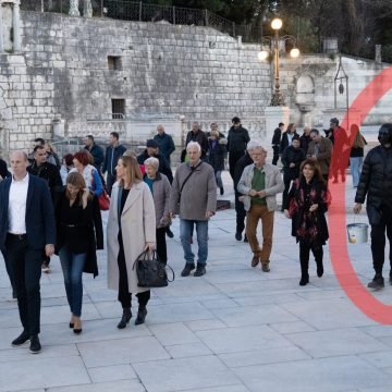 Nepoznati tip s maskom zalio SDP-ovca crnom tekućinom: Zaliven i Peđa Grbin?