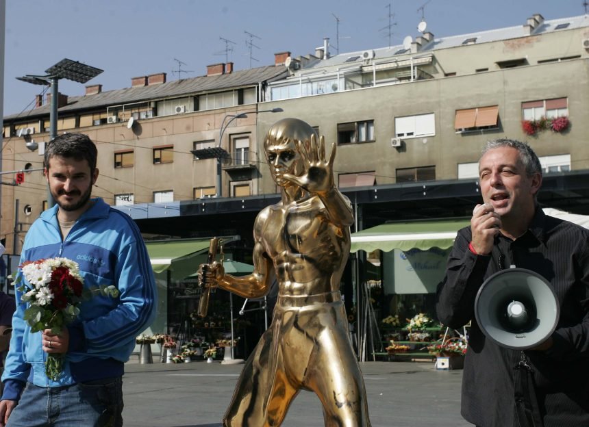 Nestao Bruce Lee iz Mostara: Sve je komentirao i Nino Raspudić koji je “postavio” spomenik