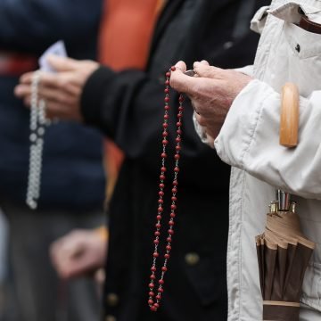 Novinarka uvrijedila dobar dio hrvatskih vjernika, a onda se okomila na svećenike: Čemu su se oni nadali. Očekivali su da će Franjo podržati klečavce. Tu smijuriju
