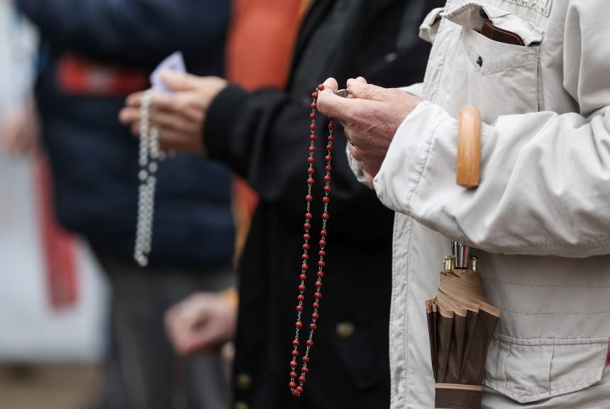 Novinarka uvrijedila dobar dio hrvatskih vjernika, a onda se okomila na svećenike: Čemu su se oni nadali. Očekivali su da će Franjo podržati klečavce. Tu smijuriju