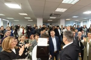 SDP-ovci feštali pa sve izmaknulo kontroli: Izbio požar, jednu damu ugrizao stršljen, drugu pauk - došli vatrogasci i hitna..., fotografija