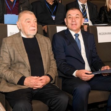Bliski suradnik Milana Bandića osnovao političku stranku: Ponosno se slikao sa Stipom Mesićem