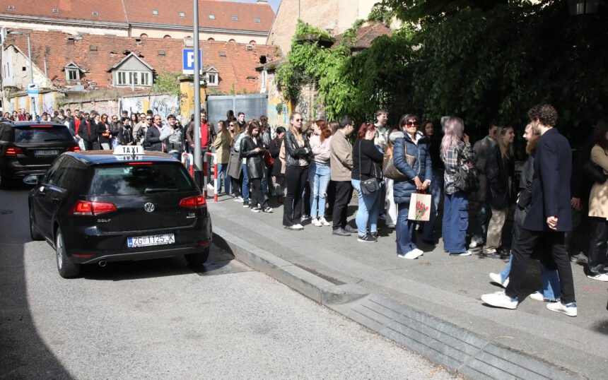 LJUDI BIJESNI I NEZADOVOLJNI: Zašto su enormne gužve na jednom biračkom mjestu u Zagrebu? Je li krivo Ministarstvo unutarnjih poslova?