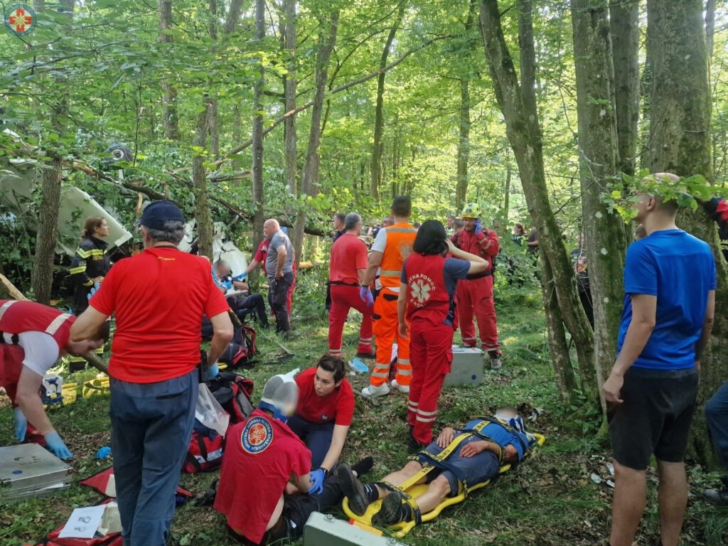 Dramatične fotografije spašavanja unesrećenih nakon pada aviona: Poznat je i identitet poginulog, fotografija