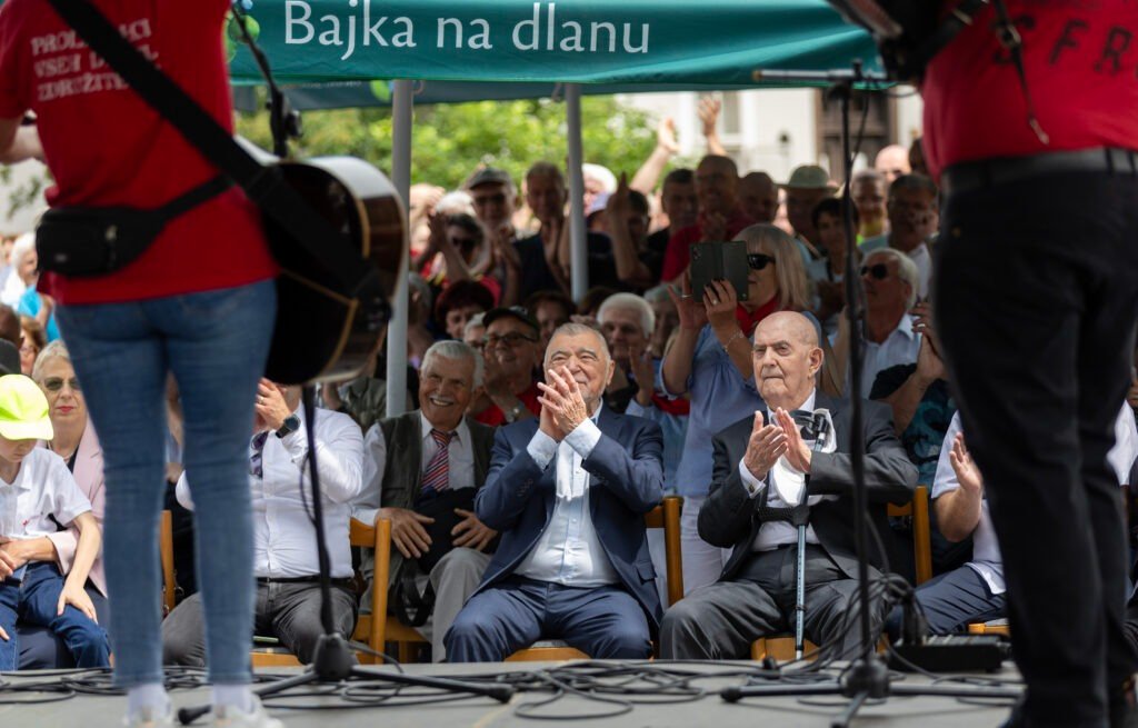 U KUMROVCU SLAVILI ROĐENDAN KOMUNISTIČKOG DIKTATORA TITA: Podržao ih i bivši predsjednik Stipe Mesić, fotografija