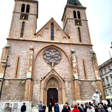 Incident u Sarajevu: Nekoliko mladića upalo u katedralu za vrijeme mise i počelo uzvikivati:  “Bajram barećula“