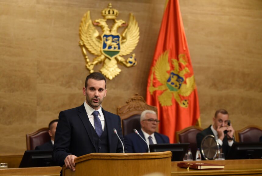 NEDOPUSTIVO: Crnogorski premijer se nije jasno odredio o rezoluciji o Jasenovcu koju gura četnički vojvoda Andrija Mandić