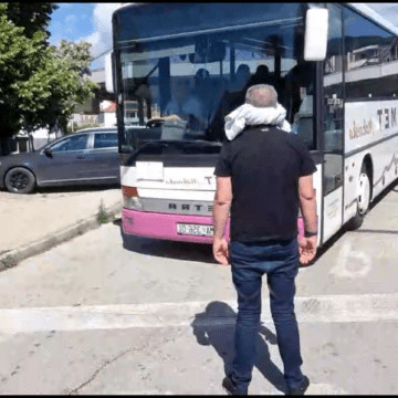 VIDEO: NADREALNO: Miro Bulj s povezom preko očiju stao ispred autobusa. Sutra ću biti na rubu zakona