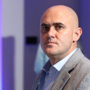VIDEO: Tko pjeva pjesmu zbog koje je Josip Dabro pao u trans: Karanfil se na put sprema
