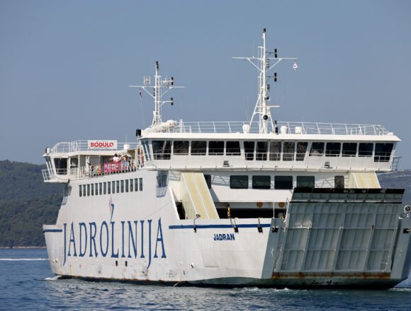 Kaos u šibenskoj luci: Kapetan broda odbio ih ukrcati iako su imali karte – ovo je uslijedilo, došla i policija Kaos u šibenskoj luci: Kapetan broda odbio ih ukrcati iako su imali karte – ovo je uslijedilo, došla i policija