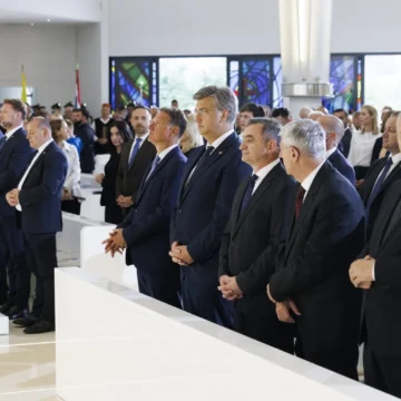 Svi se pitaju gdje je fratar koji je prošle godine  Plenkoviću “očitao bukvicu” u Kninu: Je li ove godine možda zabranjen i nepoželjan?