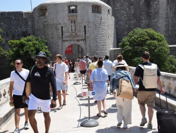 Privatni vidikovac: Naplaćuje pogled na grad, turisti oduševljeni, Dubrovčani mrmore – evo koliko stoji Privatni vidikovac: Naplaćuje pogled na grad, turisti oduševljeni, Dubrovčani mrmore – evo koliko stoji