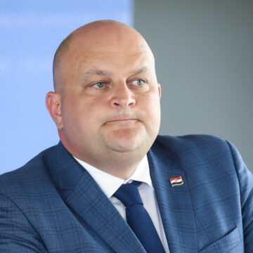 Ne odustaje: Ministar koji je savjetovao građanima da ne kupuju kruh nego ga peku doma, sad prešao na kiflice – na kraju će završiti s kolačima