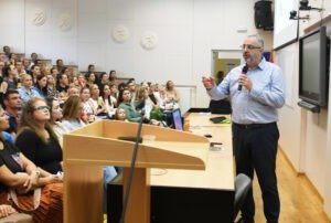 Dr. Rajović poručuje roditeljima i učiteljima: "Djecu pripremamo za budućnost tako da ih učimo misliti", fotografija