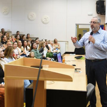 Dr. Rajović poručuje roditeljima i učiteljima: “Djecu pripremamo za budućnost tako da ih učimo misliti”