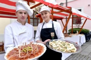 Istarski pršut sušen na buri poslužen uz masline i sir