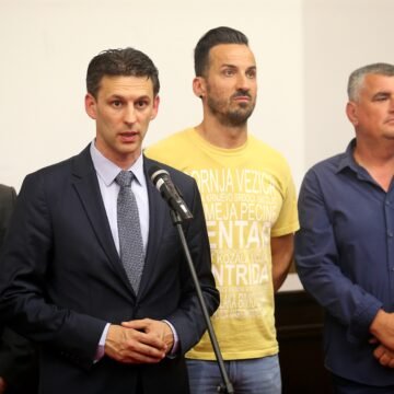 EKSHIBICIONIZAM MIRE BULJA: Mostov predsjednički kandidat nastavlja kampanju koja samo koristi  Milanoviću i Primorcu