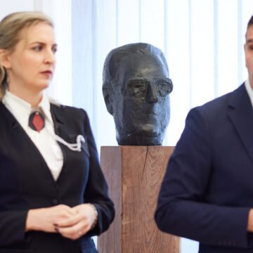 Državna tajnica koja zabrinute roditelje naziva ulicom je bahata HDZ-ovka: Vozi Audi, a plaća joj je gotovo četiri tisuće eura