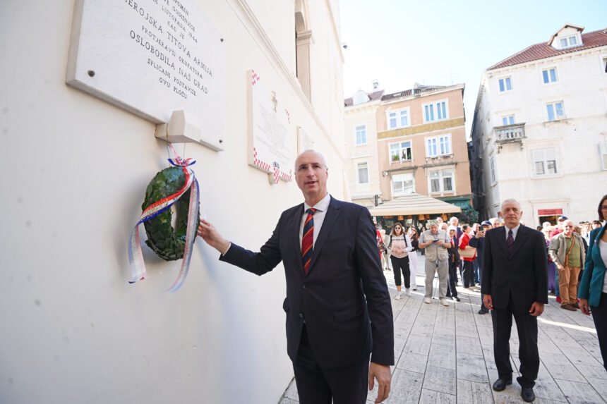 Kipar Ivan Kujundžić: Ivica Puljak podiže spomenik Jugoslaviji u Splitu. A zašto ministrica Nina Obuljen Koržinek dopušta ćirilicu?