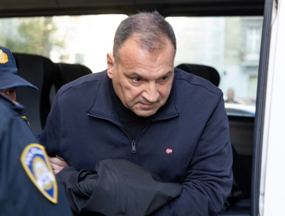 Pali ‘superjunak’: Beroš se javio na natječaj za posao u ovu bolnicu – ovo je novac koji je dobio za povlasticu “6 + 6” Pali ‘superjunak’: Beroš se javio na natječaj za posao u ovu bolnicu – ovo je novac koji je dobio za povlasticu “6 + 6”