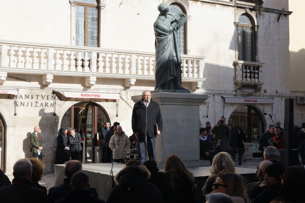 U ČAST OCA HRVATSKE KNJIŽEVNOSTI: Svečano otvorena znanstvena knjižara u središtu Splita. Došao i Plenković, fotografija