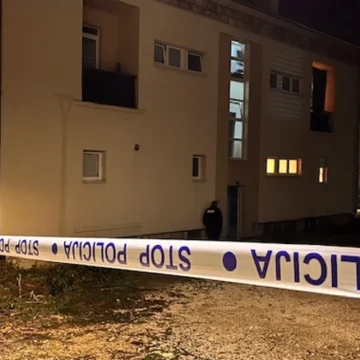 Policija o okolnostima tragedije u Kninu: Iz spavaće sobe donijeli su ručnu bombu, eksplodirala je mladiću u ruci